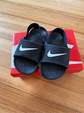 Nike, toddler Kawa slides in black & white, size 9c